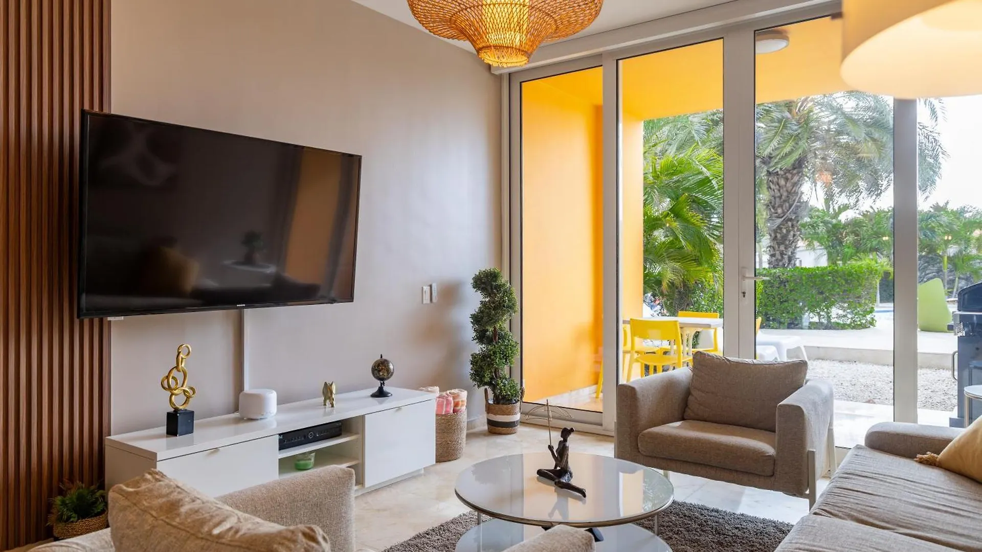 Modern Ground Level Condo, 2 Bedrooms, Direct Pool Access Palm Beach